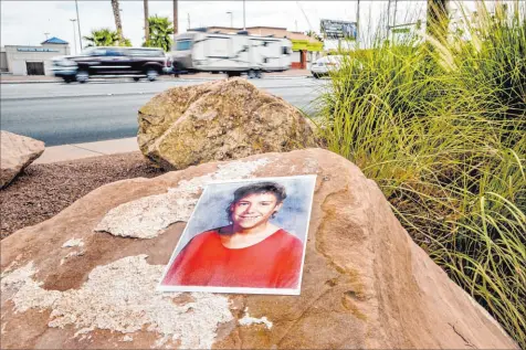  ?? L.E. Baskow Las Vegas Review-Journal @Left_Eye_Images ?? A photograph of Stephanie Isaacson is placed July 28 near where in 1989 she was found murdered.