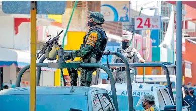  ?? Foto afp ?? Un militar mexicano disparó cuando vio que los migrantes retrocedie­ron al retén.