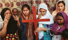  ?? Irum Asim / Associated Press ?? Christians in Multan, Pakistan, pray Wednesday for Asia Bibi, a Catholic mother of five who was acquitted of blasphemy in a case that had kept her isolated on death row since 2010.