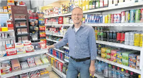  ?? FOTO: EVA STOSS ?? Michael Kübler in seiner Tankstelle in Hüttlingen.