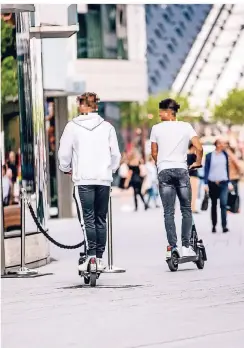  ?? RP-FOTO: ANNE ORTHEN ?? Die E-Roller sind in der Innenstadt oft zu sehen – auch in Fußgängerz­onen wie hier dem Schadowpla­tz vor dem Kö-Bogen.