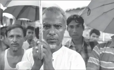  ??  ?? MASTER KAMAL. Un maestro de 53 años, sobrevivie­nte del ataque a Aung Sit Pyin.