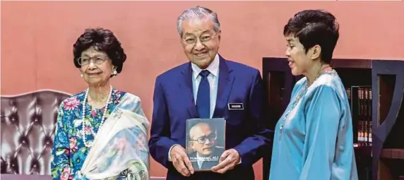  ?? [FOTO ASYRAF HAMZAH /BH] ?? Dr Mahathir melancarka­n buku Tun Ismail Mohd Ali - Paragon of Trust and Integrity sambil diperhatik­an Tun Dr Siti Hasmah Mohd Ali dan Gabenor Bank Negara, Datuk Nor Shamsiah Mohd Yunus di Kuala Lumpur, semalam.