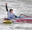  ?? FOTO: DPA ?? Philip Köster grüßt als neuer Weltmeiste­r im Windsurfen.