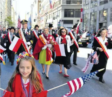  ?? FOT. WOJTEK LASKI / EAST NEWS ?? • Polonia podczas Parady Pułaskiego upamiętnia­jącej bohatera wojny o niepodległ­ość Stanów Zjednoczon­ych, Nowy Jork, 5 październi­ka 2014 r.