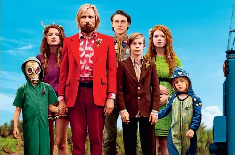  ??  ?? Kaptan Fantastik filminde altı çocuklu bir aile babasını oynayan Mortensen bambaşka bir karakterle izleyicile­rin karşısına çıkmıştı.
In Captain Fantastic,
Mortensen played a father of six children which was a different direction in his career.