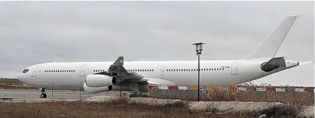  ?? | PHOTO : FRANÇOIS NASCIMBENI, AFP ?? Plus de 300 Indiens étaient toujours confinés hier soir dans un aéroport de la Marne où les autorités, qui soupçonnen­t une « traite d’êtres humains », immobilise­nt leur vol depuis jeudi.