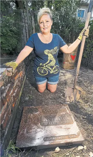  ?? BARRY GRAY/THE HAMILTON SPECTATOR ?? Julie Densham was digging her new vegetable garden when she unearthed a grave marker.