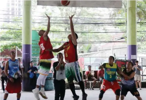  ?? (Picture: Joey P. Nacalaban) ?? LET’S ROCK `N ROLL. Action begins for the season-ending conference of Ballpals hoopfest at brgy. 24 covered court here.