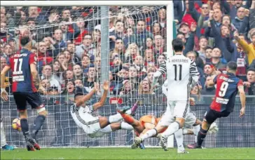  ??  ?? EL PRIMERO. Gio Simeone estuvo listo en el primer gol del Genoa y batió a Buffon tras varios rechaces.