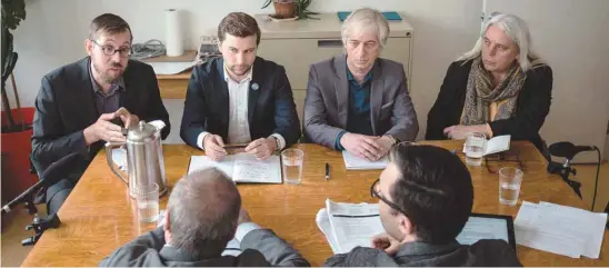  ?? GUILLAUME LEVASSEUR LE DEVOIR ?? Les candidats aux postes de porte-parole masculin et féminin de Québec solidaire — Jean-François Lessard, Gabriel Nadeau-Dubois, Sylvain Lafrenière et Manon Massé — ont débattu vendredi à l’occasion d’une table éditoriale animée par l’équipe du Devoir.