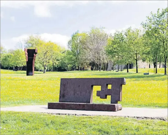  ?? MIKEL CHILLIDA ?? Los jardines de Chillida Leku.
La escultura Esertoki III, en un primer plano, y Buscando la luz, en el fondo
Dibujos singulares
Una visitante observa una de las raras láminas de animales de Chillida