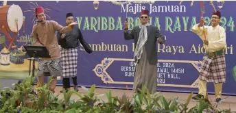  ?? — Bernama photos ?? Veteran boria performers entertain the guests at the Yaribba Boria Raya Feast 2024.