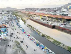  ?? AFP ?? Migrantes acampando a orillas del río Bravo, en Ciudad Juárez, México. /
