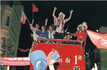  ??  ?? Viñals, Barbarin, Artigas, Moreno, Isla y Palacios celebran el ascenso a Primera División en 1998.