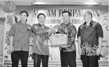  ??  ?? Chung (second right) hands over a souvenir to Wong while Hii (left) and Awang Yusuf look on.