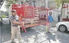  ??  ?? Vallas de seguridad fueron instaladas ayer alrededor de las oficinas de la casa de transición de Andrés Manuel López Obrador, en la calle de Chihuahua.