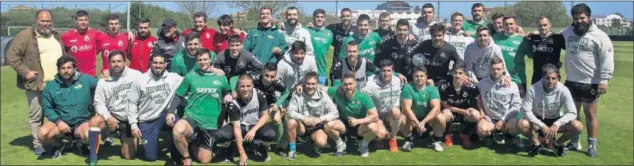  ??  ?? CAMBIARON BALONES. Leo Bulacio, el talona argentino, lo intentó con el resférico y Prats con el ovalado ante la sonrisa de Viadero y Mozimán. El asado, eso sí, fue para todos.