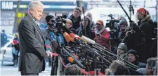  ?? FOTO: DPA ?? CSU-Chef Horst Seehofer erwartet „fünf spannende Tage“, wie er zu Beginn der Sondierung­sgespräche im Willy-Brandt-Haus sagte.