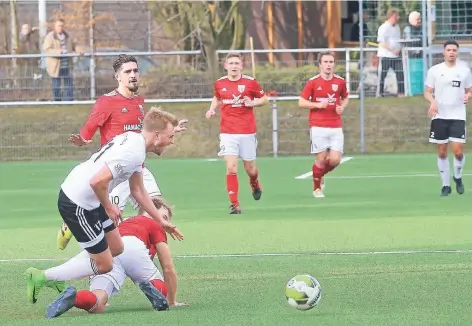  ?? RP-FOTO: STEPHAN KÖHLEN ?? VfB-Stürmer Pascal Weber bekam in der Partie gegen den 1. FC Bocholt die ganze Härte des Abstiegska­mpfs zu spüren.