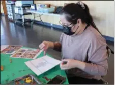  ?? Alberta Newspapers photo by Al Beeber ?? Kalli Eagle Speaker creates dot art after leading participan­ts in a Galt Museum program for adults and seniors in which she taught about the art of Blackfoot beading.