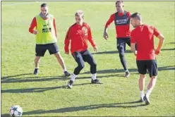  ??  ?? ENSAYO. Griezmann, ayer, entre Koke, Augusto y Gabi.