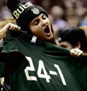  ?? AP ?? HIGH EXPECTATIO­N A fan cheers while holding up a “24-1” shirt during the second half of an NBA basketball game between the Milwaukee Bucks and the Golden State Warriors in Milwaukee. The Warriors tasted their first loss after 24 wins.