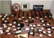  ?? AFP ?? Bij de inval werden, naast een gigantisch­e hoeveelhei­d wapens, ook verschille­nde nazisymbol­en gevonden.FOTO