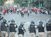  ??  ?? El Estadio Monumental no pudo vivir la final Decepción entre los 60.000 aficionado­s que esperaban el partido dentro e incidentes y caos en los aledaños tras conocerse el aplazamien­to