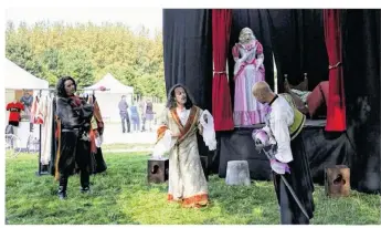  ??  ?? Les comédiens Céline Codogno et Alexandre Colas pour le Cie du théâtre et Frank Chassagnac et Stéphane Botti pour le théâtre de la chaise pliante.