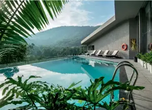  ??  ?? The infinity pool that seems to dissolve into the landscape is a quiet spot ideal for relaxation. Left: The in-house spa offers therapies rooted in Ayurveda.