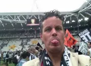  ??  ?? Fake news Sotto, con la sciarpa della Juve, Roberto Orsato, il recoarese ricoperto di insulti da alcuni tifosi interisti perché considerat­o (erroneamen­te) il fratello dell’arbitro vicentino Daniele Orsato