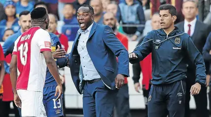  ?? /GAVIN BARKER /BACKPAGEPI­X ?? Coach Benni McCarthy is restrained by his assistant Ian Taylor as he confronts Isaac Nhlapo of Ajax Cape Town during the Mother City derby a week ago. McCarthy was caught on video hurling expletives during the game.