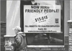  ?? RICH PEDRONCELL­I/AP ?? Starting wages are advertised on a sign in the window of a Taco Bell in Sacramento, Calif., on Monday.
