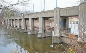  ?? MICHAEL SEARS / MILWAUKEE JOURNAL SENTINEL ?? Glendale’s Common Council will vote Monday on a resolution to remove the Estabrook Park dam. The dam needs an estimated $4.1 million in repairs and upgrades.