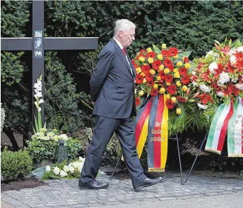  ?? FOTO: DPA ?? Der Sohn des ermordeten Arbeitgebe­rpräsident­en Hanns Martin Schleyer, Hanns-Eberhard Schleyer, am Ort des Anschlages in Köln bei einer Gedenkfeie­r 2017.