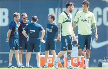  ?? FOTO: EFE ?? Neymar y Luis Enrique, ayer en la sesión de entrenamie­nto. Sin Luis Suárez, el argentino y al brasileño llevarán el juego ofensivo