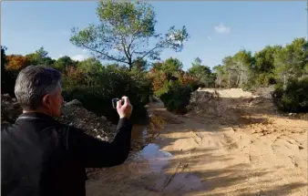  ??  ?? Près de la Départemen­tale , au Camp du Castellet. Une piste (sur la droite) a été tracée, plus large et plus haute que le vieux chemin de Cuges (sur la gauche). En abattant de nombreux arbres.