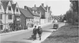  ??  ?? Oxfordshir­e tranquilli­ty: April 1, 1959, in the village of Burford