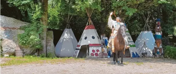  ?? Fotos: Marlene Volkmann ?? Am Wochenende reitet Winnetou zum letzten Mal im Jahr 2021 in die Show‰Arena in Dasing ein.