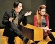  ?? Foto: Oliver Wolff ?? Fabio Esposito als Rabe und Janina Schmaus als kleine Hexe im AbraxasThe­ater.
