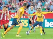  ?? AFP ?? Atletico Madrid’s Antoine Griezmann (right) was sent off in the 67th minute after receiving his second booking.