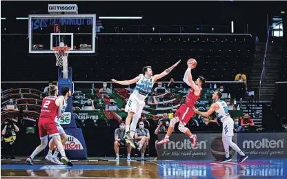  ?? Foto FIBA ?? Luka Dončić (v skoku) je bil visoka ovira za Poljake tudi v obrambi. Desno Zoran Dragić, levo Mike Tobey.
