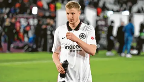  ?? Foto: Arne Dedert, dpa ?? Vom Publikumsl­iebling zum Problemfal­l: Martin Hinteregge­r hat bei Eintracht Frankfurt mit seiner Art und seinen sportliche­n Leistungen überzeugt. Zuletzt redete er sich um Kopf und Kragen. Nun folgte der Knall: Der 29‰Jährige hört mit dem Fußball auf.