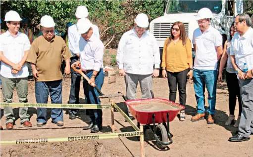  ??  ?? Por arrancar. Óscar Ortiz colocó ayer la primera palada para el inicio del proyecto de la nueva planta de gas en Acajutla.