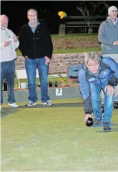  ?? TKMTIKI ?? BOWLS COMPETITIO­N: The team from Kenny’s Kitchen & Grill played a tight encounter against Buco in the Night Bowls competitio­n last Friday at Kowie Bowls Club. The finals are on Friday 22 July at 6pm. Picture: