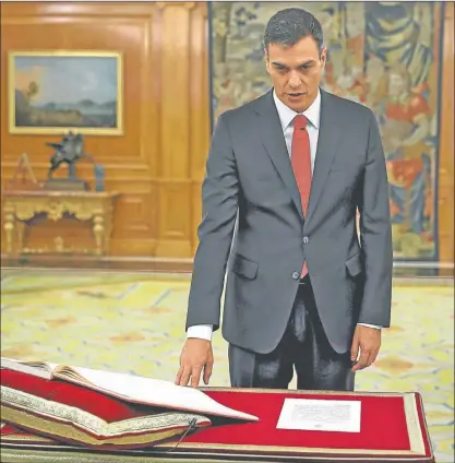  ?? FOTOS: AFP Y AP ?? INEDITO. Es la primera vez en España que un presidente no jura sobre la Biblia y frente al crucifijo.