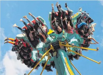  ?? FOTOS: SIMON SCHNEIDER ?? Wer im Alltag nicht schon genug auf dem Kopf steht, der kann sich auf dem Tuttlinger Volksfest auf einem der Fahrgeschä­fte Kopf, Magen und sämtliche Sinne auf den Kopf stellen lassen.