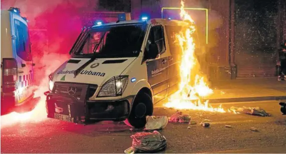  ?? Foto: Efe ?? Vehículo de la Guardia Urbana atacado en la noche del pasado sábado en Barcelona.