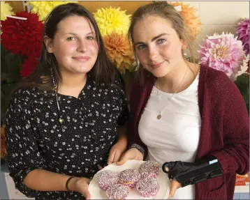  ??  ?? Aisha Ryan and Ellie O’Neill with her prizewinni­ng cup cakes.